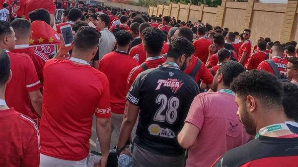 دوري أبطال أفريقيا.. جماهير الأهلي تزحف نحو استاد القاهرة