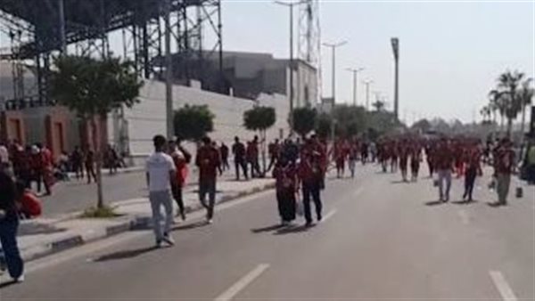 توافد جماهير الأهلي على ستاد القاهرة قبل ساعات من مواجهة صن داونز| بث مباشر