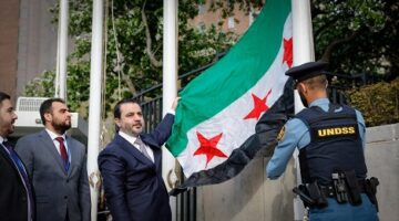 لحظة تاريخية.. سوريا ترفع علمها الجديد أمام الأمم المتحدة