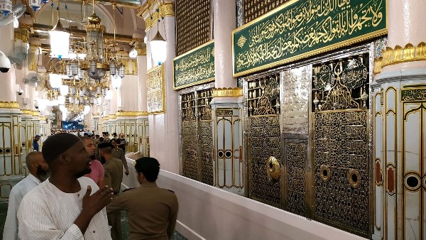 السعودية تعلن وصول 13 مليون زائر إلى الروضة الشريفة خلال عام