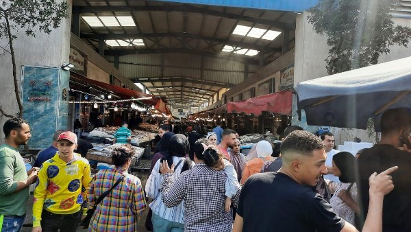 خلال العطلات ..منطقة أسواق بورسعيد تشهد إقبالٱ كبيراً من المواطنين