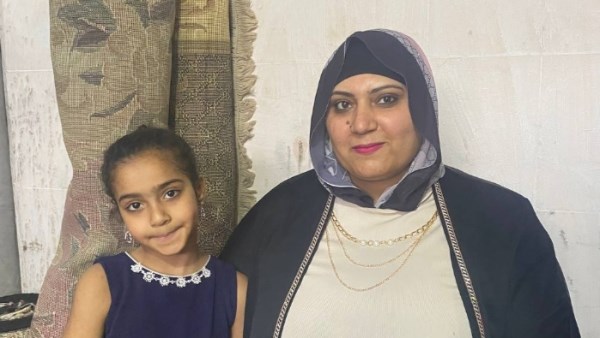 خريجة تجارة.. سلمي تعمل في غسيل السجاد لمساعدة زوجها بالقاهرة|فيديو