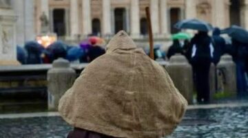 الله أوحى به لرجل فقير قصة انتخاب البابا فرنسيس كما لم تُروَ من قبل