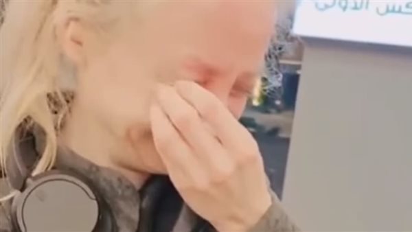 زائرة ألمانية تحقق حلمها بلمس الأهرامات وتعزف سيمفونية بمطار سفنكس الدولي زائرة ألمانية تحقق حلمها بلمس الأهرامات وتعزف سيمفونية بمطار سفنكس الدولي