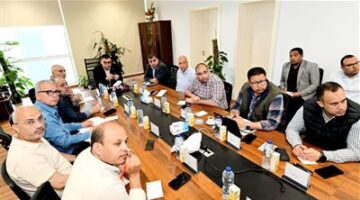 وزير الإسكان يوجه بضرورة تسريع وتيرة الإنجاز وتكثيف التواجد الميداني لتسليم المشروعات