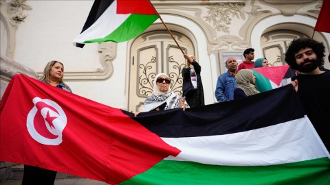 تونسيون ينظمون وقفة تضامنية مع غزة تنديدا بجرائم الإبادة الإسرائيلية