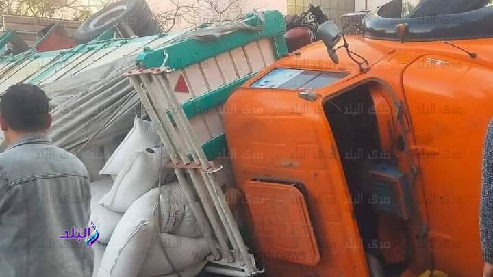 انقلاب سيارة نقل محملة بالخردة بالطريق الصحراوي الشرقي في أخميم بسوهاج