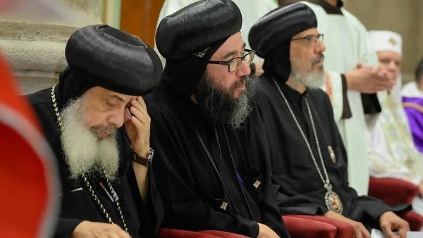 وفد من الكنيسة الأرثوذكسية يقدّم التعزية في «بابا الڤاتيكان» بالقاهرة | صور