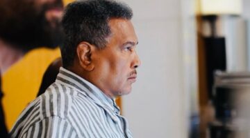 محمد عبده يؤدي بروفته في الأوبرا استعدادا لحفل ليلة الموسيقار طلال