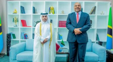 وزير الشؤون الخارجية التنزاني يجتمع مع سفير دولة قطر