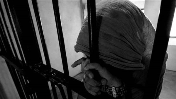 ألقتها في صندوق القمامة.. تجديد حبس المتهمة بالتخلص من رضيعتها بقنا