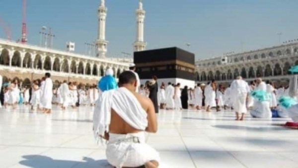هل يجوز للمحرم إزالة شيء من شعره أو أظفاره أثناء إحرامه؟.. الأزهر يجيب