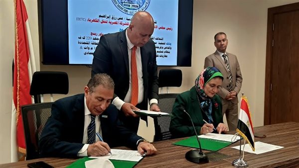 نقل الكهرباء توقع عقد تنفيذ خطوط ربط محطة سكاتك الشمسية بنجع حمادي