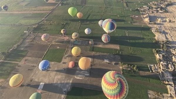 انتعاشة قوية لرحلات البالون الطائر بالأقصر.. 2000 سائح يحلقون في السماء بعد التوقف بسبب الرياح