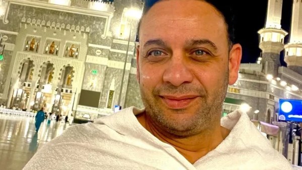 اللهم تقبل.. مصطفى قمر يؤدي مناسك العمرة
