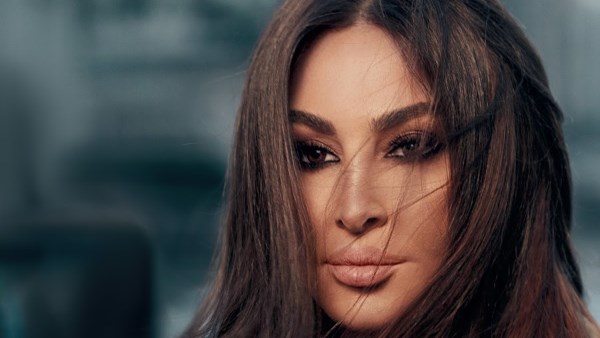 بالشراشيب.. إليسا تثير الجدل بفستان ذهبي سعره صادم