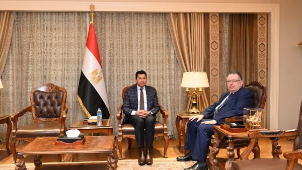 وزير الرياضة يلتقي علاء مشرف لدعمه قبل انتخابات الاتحاد الدولي لتنس الطاولة