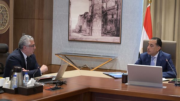 مدبولي يتابع مع رئيس الهيئة العامة للمنطقة الاقتصادية لقناة السويس جهود جذب الاستثمارات