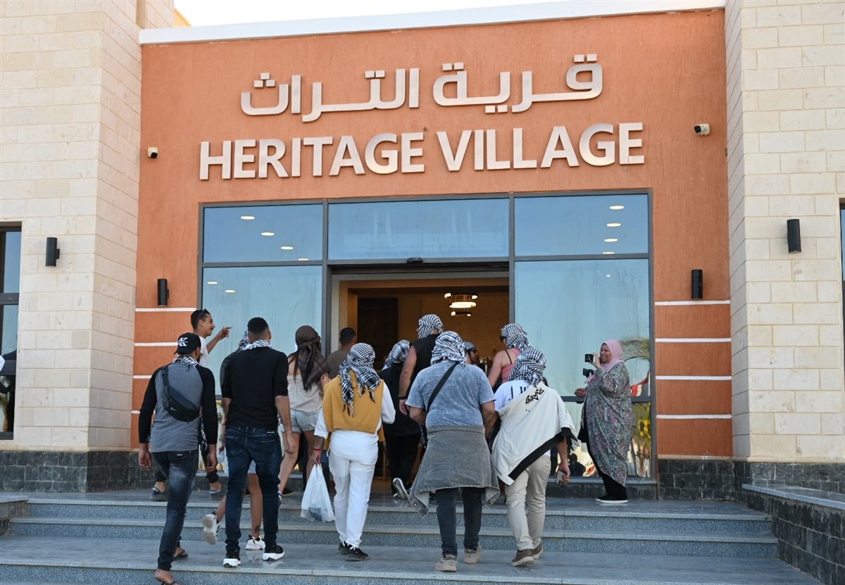 استمرار توافد السائحين والزوار على معرض التراث البدوي بالقرية التراثية في شرم الشيخ