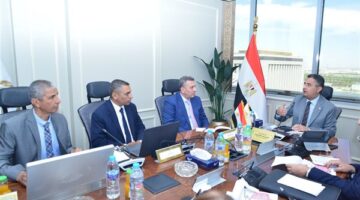 «التموين» يناقش مع «مصر للزيوت والصابون» خطط تعزيز المعروض واستقرار الأسواق