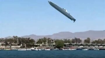 بالفيديو: على البحر.. طار في الهواء!