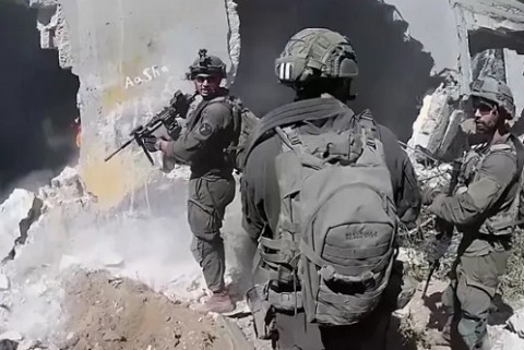 كاميرا جندي إسرائيلي تظهر اقتحام منازل مدنية في غزة وتنكيلا بفلسطينيين