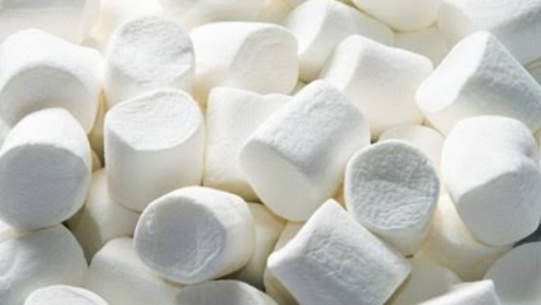 السماء تمطر مارشميلو.. طائرة هليكوبتر تُبهج الأطفال| ما القصة؟