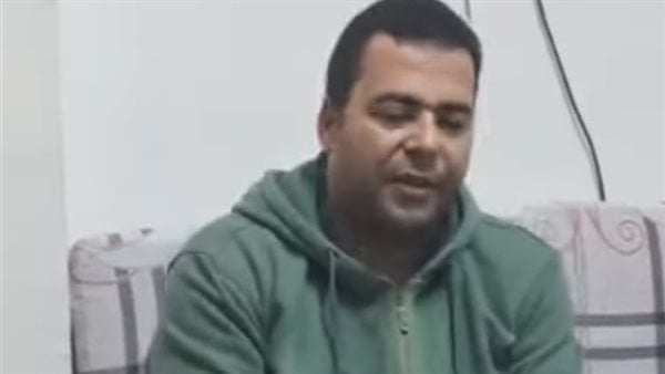 طليق السيدة صاحبة الفيديو المتداول لتعدي أطفال على باب شقتها: عايزة ترجع لعصمتي