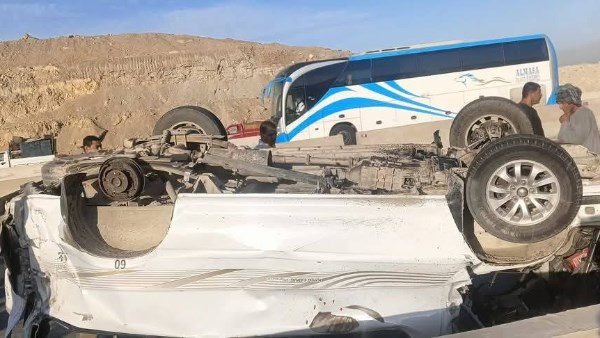 سيارة حاولت تجاوزه.. كواليس انقلاب ميكروباص على صحراوي الجيزة