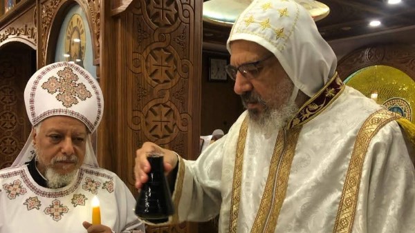 الأنبا انجيلوس يترأس قداس أحد توما ويرسم شمامسة .. صور