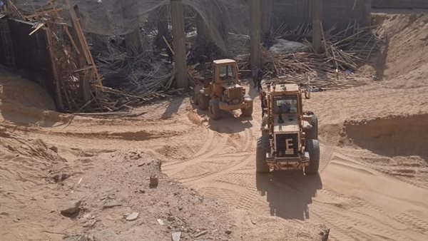 مصرع واصابة 5 عمال في سقوط سقف مصنع بمدينة العبور