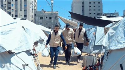 رحلة شاقة بين جنوب وشمال القطاع.. اللجنة المصرية توزع المساعدات للفلسطينيين شمال غزة