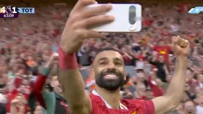 سيلفي العمر: محمد صلاح يبهر أنفيلد كالعادة ويحتفل مع الجماهير بهدفه في مرمى توتنهام