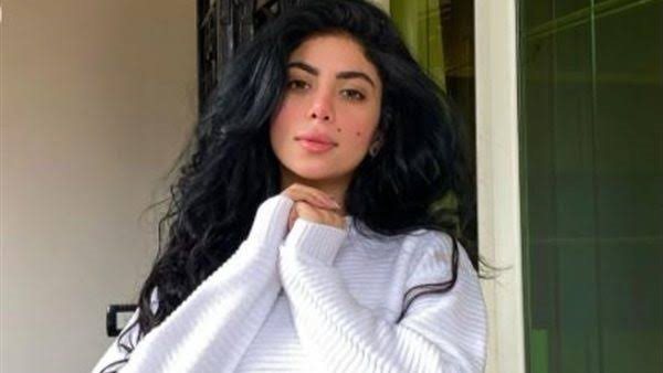 كارولين عزمي: بتكلم مع ربنا وكأنه طبيبي النفسي ونفسي أغير من لبسي