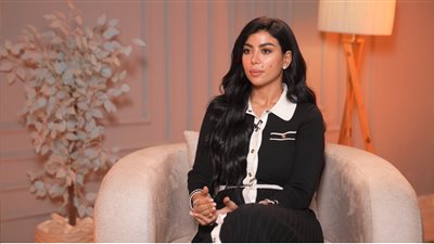 كارولين عزمي: لجأت لطبيب نفسي ومش راضية عن لبسي وأتمنى أغيره