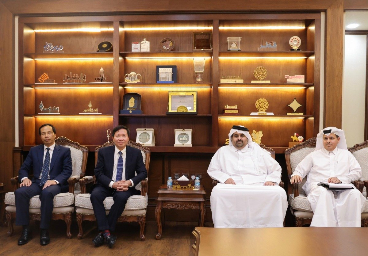 القائم بمهام الرئيس التنفيذي للمؤسسة القطرية للإعلام يجتمع مع السفير الفيتنامي ونائب رئيس إذاعة صوت فيتنام