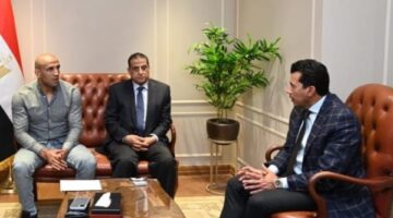 توفير عمل له..وزير الرياضة يلتقي لاعب الملاكمة عبد الرحمن عرابي لدعمه