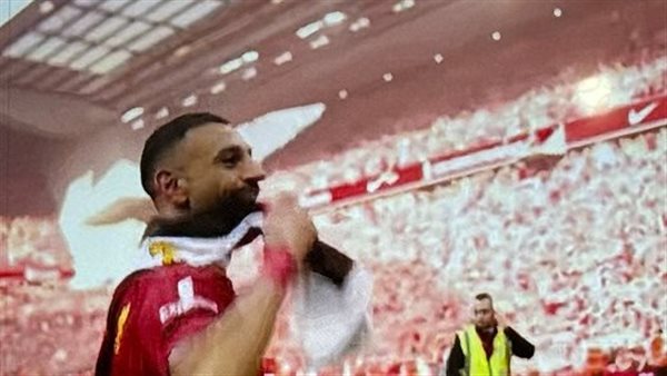 رفعه محمد صلاح..علم مصر يرفرف فى إحتفال ليفربول ببطولة لدوري الإنجليزى.. صور
