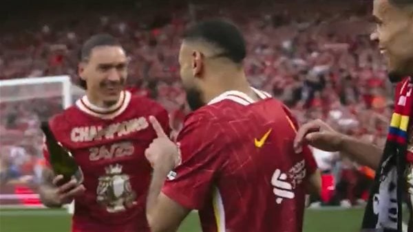 بعد التتويج بالدوري الإنجليزي.. محمد صلاح يرفض الاحتفال بالخمر رفقة نونيز | صور