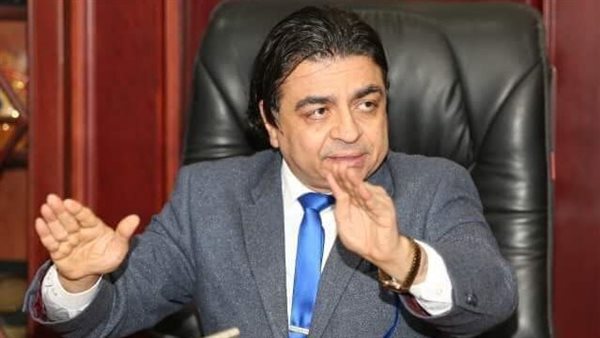 تناولوا كوب من المياه كل ساعة.. رسائل طبية من جمال شعبان للمواطنين