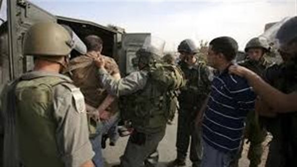 قوات الاحتلال تعتقل فلسطينياً وتحتجز طفليه في الضفة