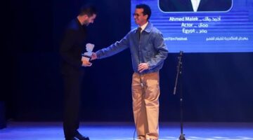طه دسوقي يقدم تكريم أحمد مالك في حفل مهرجان الإسكندرية للفيلم القصير
