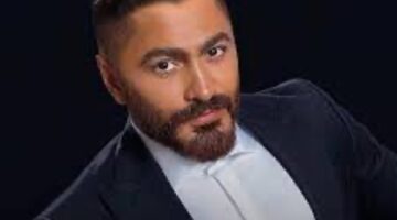 تامر حسني ينعى والدة مدير أعماله ويطلب من الجمهور الدعاء
