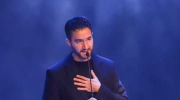 أحمد مالك يتسلم الجائزة من صديقه طه دسوقي