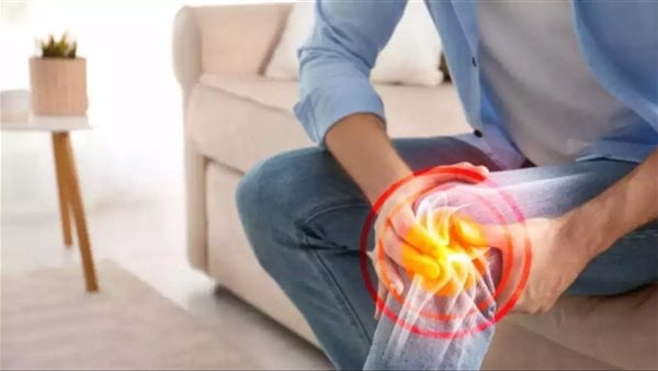 تسبب طقطقة الركبة.. أعراض تمزق الغضروف الهلالي