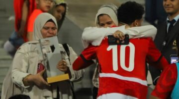محمد عبد الله يهدي والدته جائزة رجل مباراة افتتاح أمم أفريقيا تحت 20 سنة