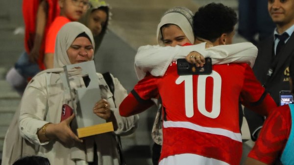 محمد عبد الله يهدي والدته جائزة رجل مباراة افتتاح أمم أفريقيا تحت 20 سنة محمد عبد الله يهدي والدته جائزة رجل مباراة افتتاح أمم أفريقيا تحت 20 سنة