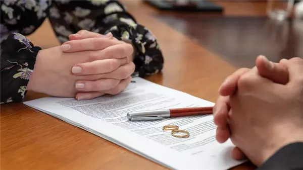 طلبت سلسلة دهب زي سلفتها فرفض.. زوجة تخلع زوجها الثري بسبب هدية