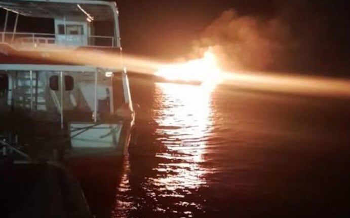 تفحم مركب سياحي بأحد شواطئ سفاجا دون خسائر بشرية
