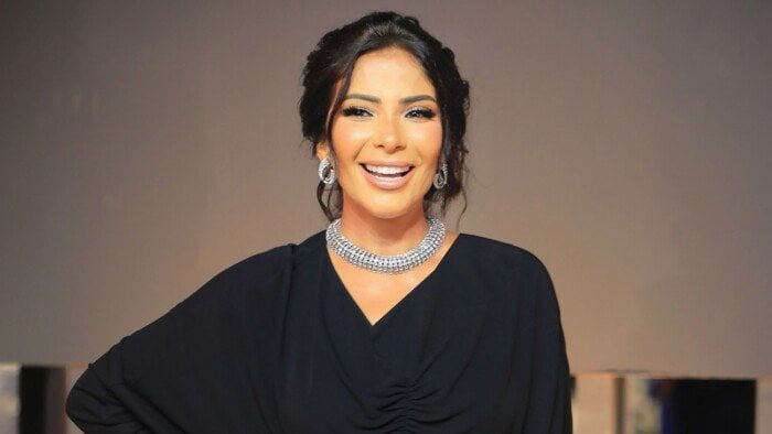 منى زكي تطل على جمهورها بإطلالة وردية ساحرة «صور»